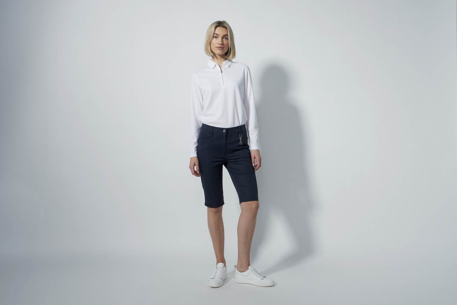 Lyric V2 Bermuda Dame Shorts Navy Str. 38 fra Daily Sports